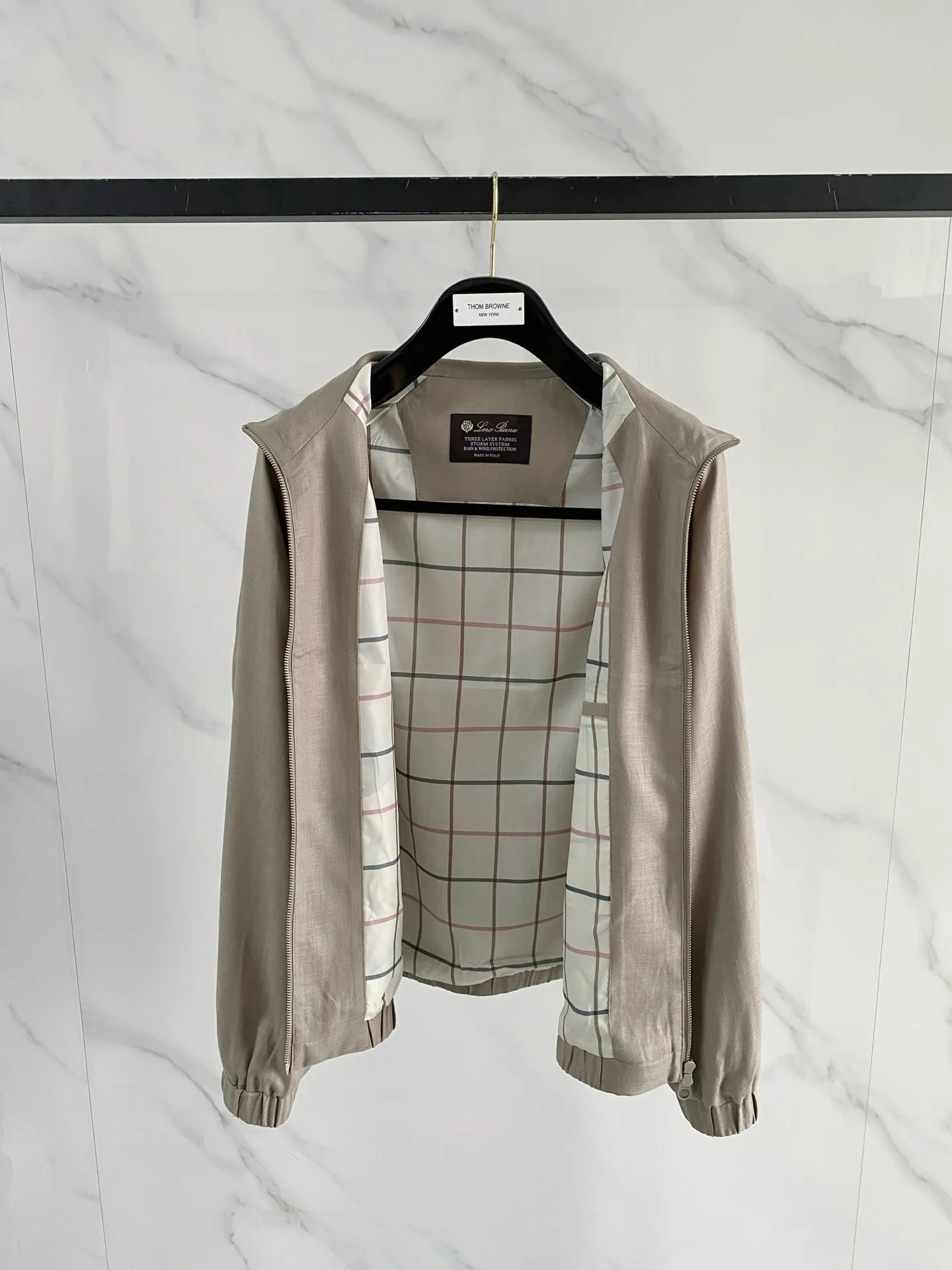 Main recommendation: 🌟45 LP 26 Autumn and Winter Linen Jacket. Series is on sale at the official website counter. The industry’s exclusive first launch of the most sought-after and popular Series men’s and women’s Same Style in the Classic main line, Classic urban casual style, Versatile simple style, couple’s jacket! New design style, subversive design, iconic brand logo, new fabric, slightly waterproof, casually wear with a T-shirt, super fashionable upper body, especially easy to match, concave shape is naturally indispensable for such high-end configuration Color: Apricot White Black Sizes: M L XL 2XL 3XL